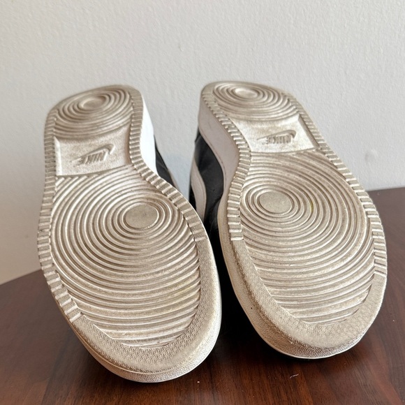 Nike Classic Black and White Leather Shoes - 10W/8.5M - Picture 6 of 7